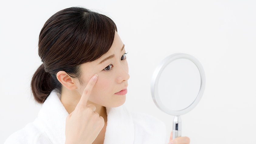 目の下を気にする女性