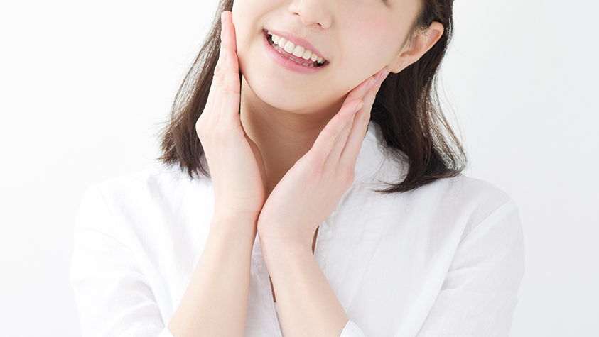 首を気にする女性